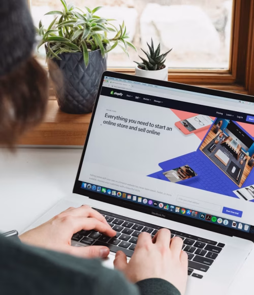 photo-1586880244406-556ebe35f282